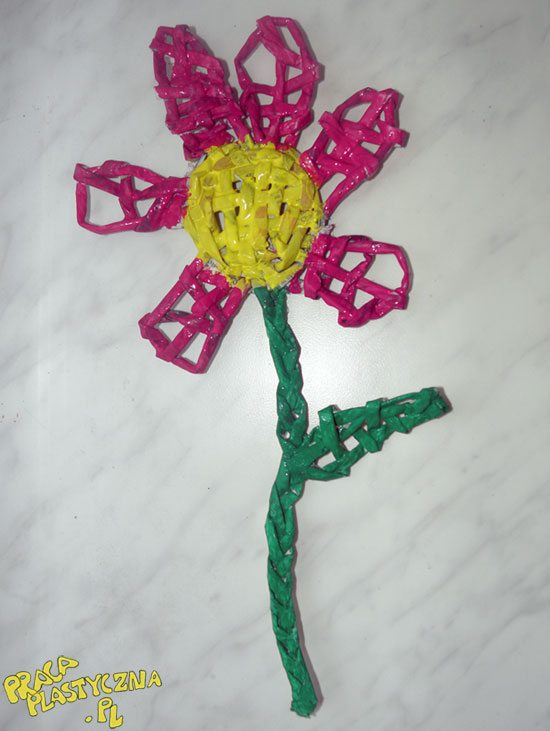Kwiatek z papierowej wikliny