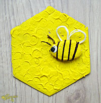 Pszczółka i plaster miodu