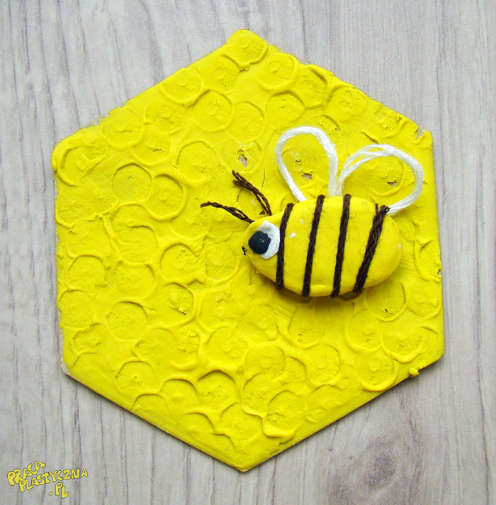 Pszczółka i plaster miodu